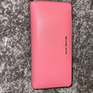 Michael kors , is like brand new only used a few times